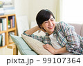ソファでくつろぐ若い女性　リラックス　昼寝　休憩　うたた寝　 99107364