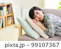 ソファでくつろぐ若い女性　リラックス　昼寝　休憩　うたた寝　 99107367
