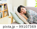 ソファでくつろぐ若い女性　リラックス　昼寝　休憩　うたた寝　 99107369