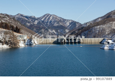 雪の八ッ場ダム　八ッ場大橋よりダム堤体 99107889