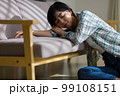 ソファで疲れている若い女性　体調不良　鬱　うつ　過労　気象病　疲労　無気力 99108151