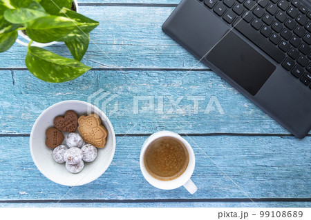 コーヒーとクッキーでブレイクタイム コーヒーとクッキーでブレイクタイム 99108689