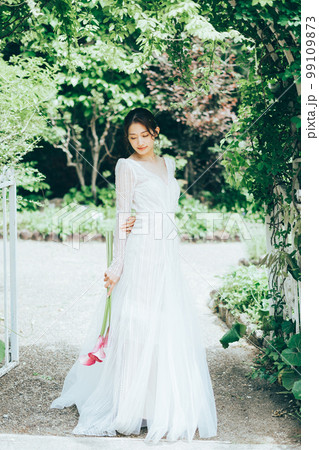 カラーのブーケを持つウェディングドレスの女性 カラーのブーケを持つウェディングドレスの女性 99109873