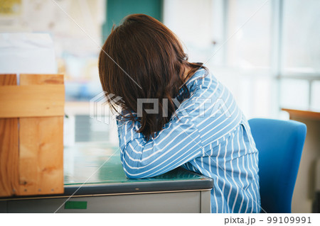 頭を抱える女性教師 頭を抱える女性教師 99109991