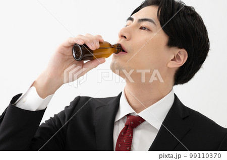 栄養ドリンクを飲む男性　ビジネスマン 99110370