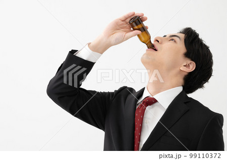 栄養ドリンクを飲む男性　ビジネスマン 99110372