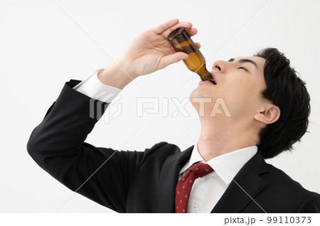 栄養ドリンクを飲む男性　ビジネスマン 99110373