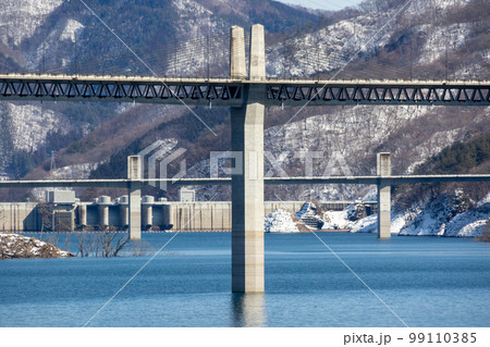 湖の駅丸岩の展望台より不動大橋と八ッ場大橋 99110385