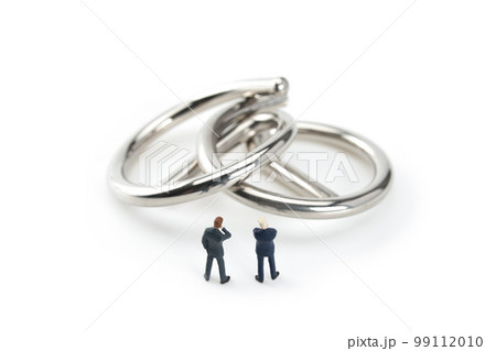 知恵の輪と考えるビジネスマン 99112010