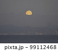 山に沈む朝の満月 99112468