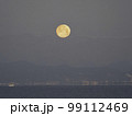 山に沈む直前の朝の満月 99112469