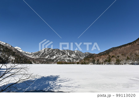冬の栃木県日光市湯ノ湖畔の風景 99113020