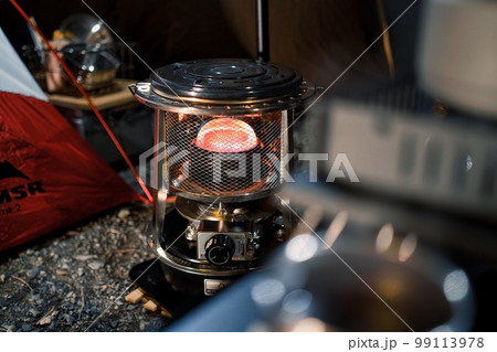 冬キャンプの暖房ギア 99113978