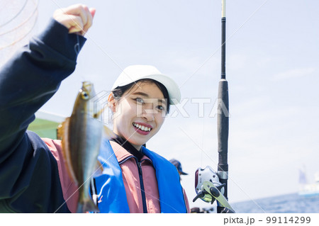 釣りを楽しむかわいい女性 釣りを楽しむかわいい女性 99114299