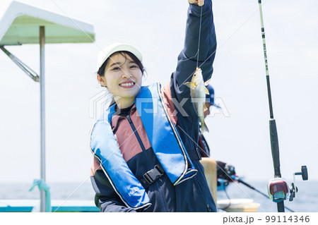 魚釣りをするかわいい女性 魚釣りをするかわいい女性 99114346