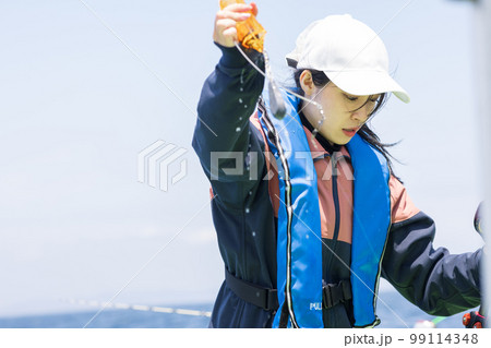 魚釣りをするかわいい女性 99114348