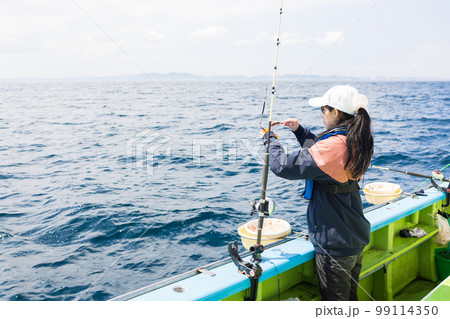 魚釣りをするかわいい女性 99114350