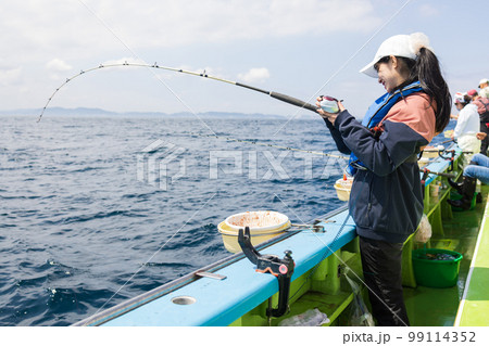 魚釣りをするかわいい女性 99114352