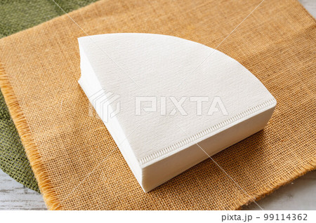 重ねた白い円錐型コーヒーフィルター 重ねた白い円錐型コーヒーフィルター 99114362