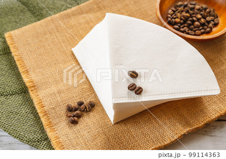 白い円錐型フィルターとエチオピアモカ 99114363