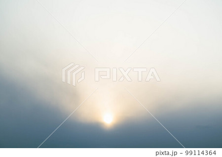 午後の雲でかすんだ太陽 午後の雲でかすんだ太陽 99114364