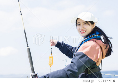釣りを楽しむかわいい女性 99114416