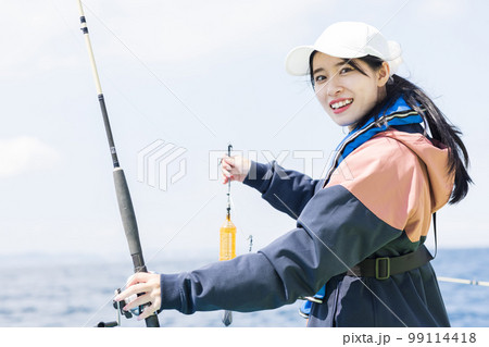 釣りを楽しむかわいい女性 釣りを楽しむかわいい女性 99114418