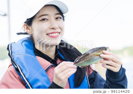 釣りを楽しむかわいい女性 99114420