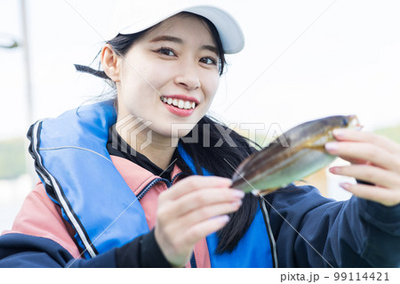 釣りを楽しむかわいい女性 釣りを楽しむかわいい女性 99114421