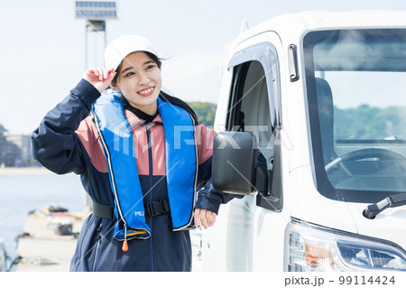 釣りを楽しむかわいい女性 釣りを楽しむかわいい女性 99114424