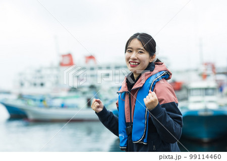 釣りを楽しむかわいい女性 釣りを楽しむかわいい女性 99114460