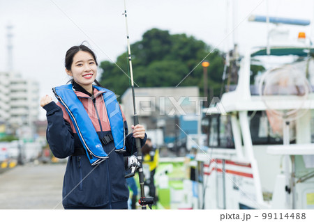 釣りを楽しむかわいい女性 99114488
