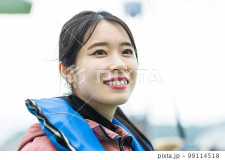 釣りを楽しむかわいい女性 釣りを楽しむかわいい女性 99114518