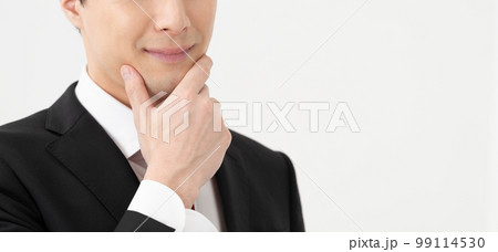 不敵な笑みを浮かべる男性　顔無し 99114530