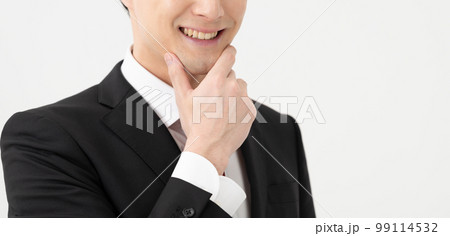 不敵な笑みを浮かべる男性　顔無し 99114532