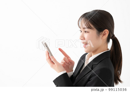 ビジネス 女性 スマホ 笑顔 ビジネス 女性 スマホ 笑顔 99115036