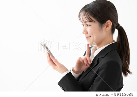 ビジネス 女性 スマホ 笑顔 ビジネス 女性 スマホ 笑顔 99115039
