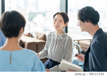 ビジネス ディスカッション 円陣 ビジネス ディスカッション 円陣 99115104