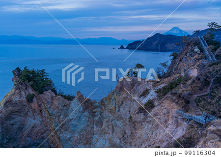 (静岡県)夕暮れの西伊豆黄金崎から望む富士山 (静岡県)夕暮れの西伊豆黄金崎から望む富士山 99116304