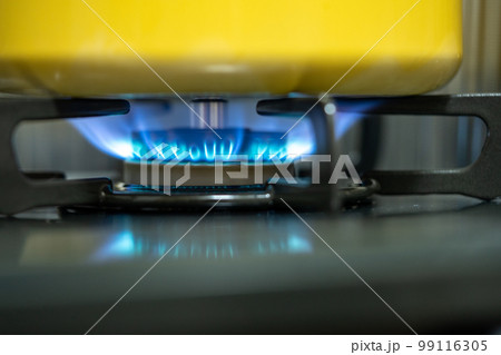 ガスコンロで鍋を温めるイメージ 99116305