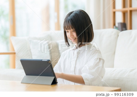タブレット リビング 女の子 タブレット リビング 女の子 99116309