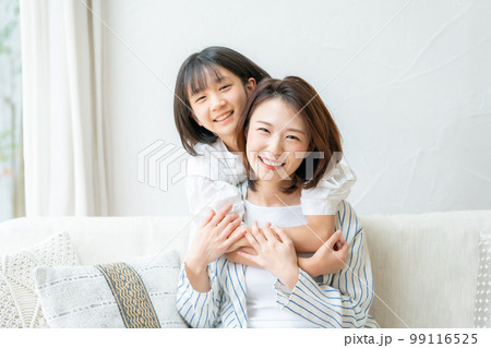 親子　母子　リビング　笑顔 99116525