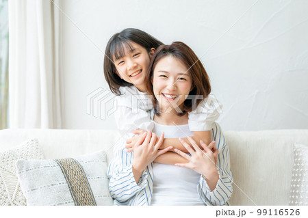 親子　母子　リビング　笑顔 99116526