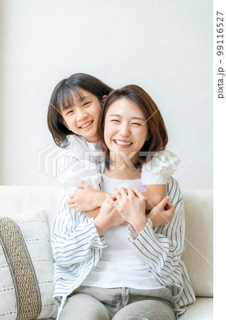 親子　母子　リビング　笑顔 99116527