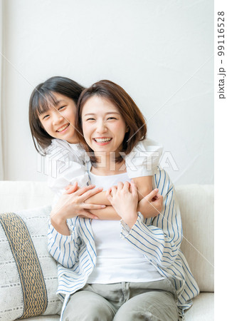親子　母子　リビング　笑顔 99116528