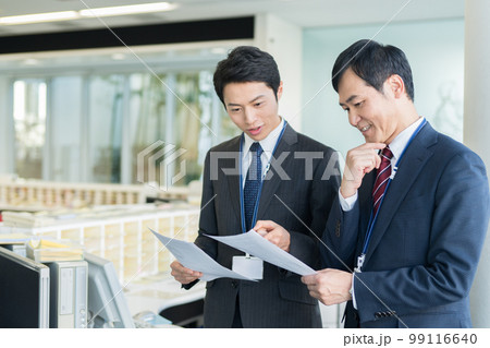 オフィスのビジネスマン 99116640