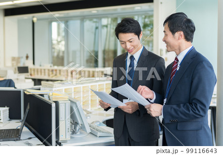 オフィスのビジネスマン 99116643