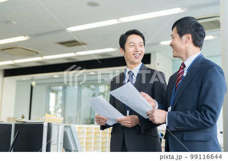 オフィスのビジネスマン オフィスのビジネスマン 99116644
