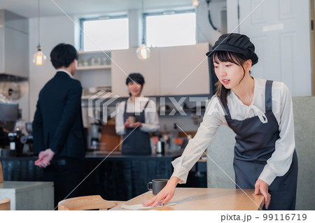 笑顔で働くカフェスタッフ 笑顔で働くカフェスタッフ 99116719