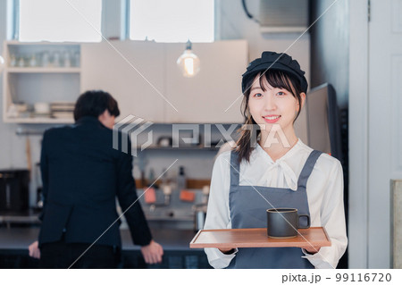 笑顔で働くカフェスタッフ 99116720